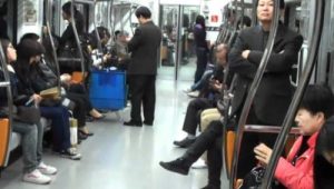 ソウル地下鉄での物売り(2010年、出典∶YouTube)